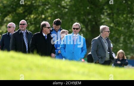 Taoiseach Enda Kenny (deuxième à droite) regarde l'action du 18e fairway pendant le quatrième jour de l'Open d'Irlande au K Club, comté de Kildare. Banque D'Images