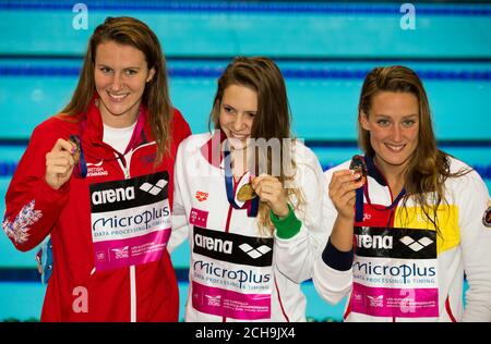 Boglarka Kapas (au centre) en Hongrie avec sa médaille d'or après avoir remporté le 400 m de freestyle féminin aux côtés de la médaillée d'argent Jazmin Carlin en Grande-Bretagne (à gauche) et de la médaillée de bronze en Espagne Mireia Belmonte Garcia, (à droite) au cours du 14 e jour des Championnats d'athlétisme européens au London Aquatics Centre, à Stratford. Banque D'Images