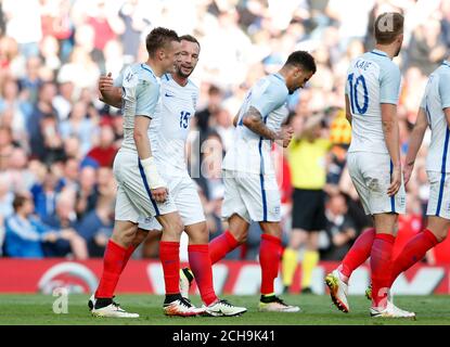 Jamie Vardy (à gauche), en Angleterre, célèbre le deuxième but de son équipe avec Danny Drinkwater lors du match international au Etihad Stadium de Manchester. Banque D'Images