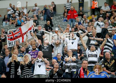 Les fans du FC Hull célèbrent après avoir battu Hull KR lors du match du week-end de Dacia Magic à St James' Park, Newcastle. Banque D'Images