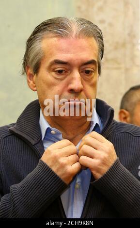 Jean-Louis Cayrou arrive en cour dans le cours d'Assises de l'Aveyron à Rodez, France, où il a été accusé du meurtre d'assurance britannique Patricia Wilson. Banque D'Images