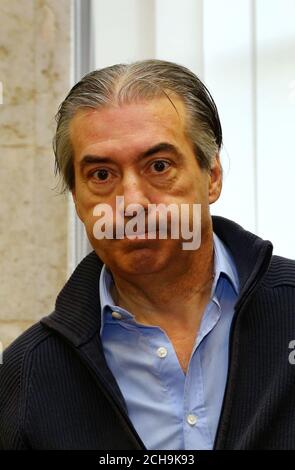 Jean-Louis Cayrou arrive en cour dans le cours d'Assises de l'Aveyron à Rodez, France, où il a été accusé du meurtre d'assurance britannique Patricia Wilson. Banque D'Images