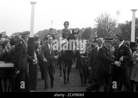 Nijinsky de Charles Engelhard, avec Lester Piggott en tête, après avoir remporté les enjeux de St Leger à Doncaster. Le colt a maintenant atteint le Triple Crown - Derby, 2,000 Guinéas et St léger. Banque D'Images