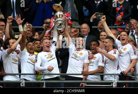 Wayne Rooney de Manchester United (au centre à gauche) et Michael Carrick de Manchester United lèvent le trophée de la coupe Emirates FA lors de la finale de la coupe Emirates FA au stade Wembley. Banque D'Images