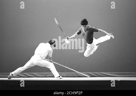 Deux membres de Wushu of China se répètent au London Coliseum de St Martin's Lane, où ils présenteront une saison de deux semaines d'arts martiaux traditionnels Banque D'Images