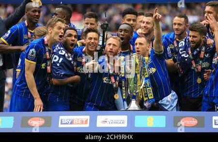 Sean Rigg (au centre) d'AFC Wimbledon prend un selfie avec lui Les coéquipiers célèbrent le trophée après avoir remporté le pari du ciel Finale de la deuxième partie de la ligue Banque D'Images