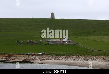 Les visiteurs se promondent le long des falaises au-dessus de la mer à Marwick Head à Orkney, où se dresse la tour construite pour honorer la mémoire de Lord Kitchener. Le HMS Hampshire a coulé à proximité le 5 juin 1916 avec la perte de 737 vies après avoir frappé une mine allemande, parmi les morts a été Lord Kitchener, BritainÕs secrétaire d'État à la guerre. En 1926, le peuple d'Orkney érigea le Kitchener Memorial au-dessus des falaises de Marwick Head, donnant sur le site de la tragédie. La Société du patrimoine Orkney a entrepris un projet visant à restaurer l'état d'origine du monument commémoratif et à créer un nouveau monument commémoratif Banque D'Images