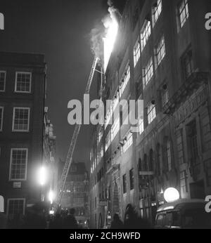 De la fumée et des flammes se déversent dans le bâtiment PA-Reuters de Fleet Street. L'ensemble du bâtiment a été évacué et la route a été fermée à la circulation en raison du grand nombre de véhicules de lutte contre l'incendie. C'est la vue de Salisbury court le long du bâtiment. Banque D'Images