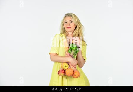 santé et bien-être. santé et santé. santé et diète. nourriture biologique seulement. femme porter salade d'orange de pomme et pain dans un sac à cordes. fille faire du shopping. bonne vente. régime de légumes. Banque D'Images