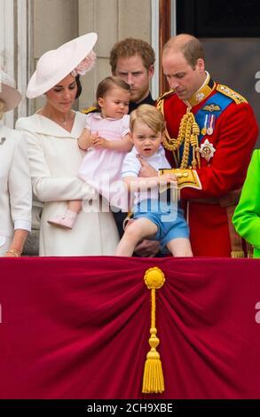 (De gauche à droite) la duchesse de Cambridge, la princesse Charlotte, le prince Harry, le prince George et le duc de Cambridge sur le balcon de Buckingham Palace, dans le centre de Londres, à la suite de la cérémonie de la Trooping de la couleur à Horse Guards Parade alors que la reine célèbre son anniversaire officiel aujourd'hui. Banque D'Images