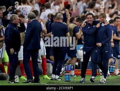 Roy Hodgson, directeur de l'Angleterre (deuxième à gauche), Gary Neville, entraîneur (deuxième à droite), Dave Watson, entraîneur de gardien de but (à droite) et Ray Lexington, directeur adjoint (à gauche), célèbrent sur le réseau Banque D'Images