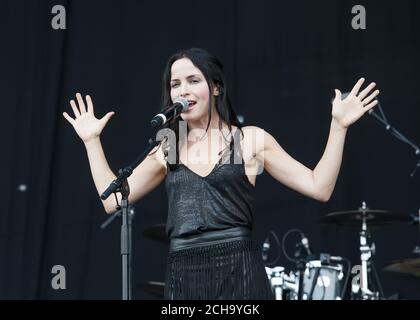 Andrea Corr, de la Corrs, se produit en direct sur scène au Festival de l'île de Wight, au parc Seaclose, à Newport, sur l'île de Wight. Banque D'Images