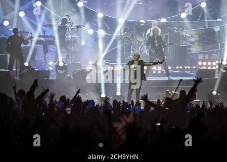 Adam Lambert joue en direct sur scène avec Queen au Festival de l'île de Wight, parc Seaclose, Newport, sur l'île de Wight. Banque D'Images