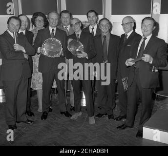 À la Royal Academy of Arts, Burlington House, Piccadilly, après avoir reçu leurs prix dans le Midland Bank Press Pictures Awards, sont des photographes de la Press Association (avant, l-r) Reg Bagnall, félicité dans la section royale, Ron Bell (avec trophée), le photographe de presse britannique de l'année, Derek Brind (avec trophée), Premier dans la section Sport et gagnant du trophée Beer-Royale pour le meilleur photographe de l'agence, et George Stephenson (avant, tout à droite), félicité dans la section nouvelles. Banque D'Images