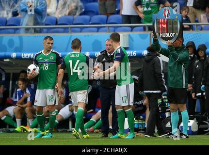 Stuart Dallas (14), d'Irlande du Nord, est informé de revenir sur le terrain par le directeur Michael O'Neill, après que le quatrième officiel ait affiché à tort son numéro à substituer. Banque D'Images