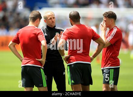 Paul Trolope, entraîneur du pays de Galles, s'entretient avec Ben Davies (à gauche) Ashley Williams (deuxième à droite) et James Chester (à droite) Banque D'Images