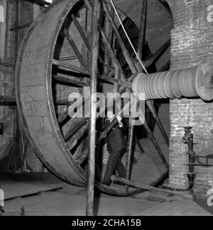 Un tapis de course, conçu et construit au XIVe siècle, dans la tour centrale de Beverley Minster, dans le Yorkshire de l'est. Le tapis roulant utilise une ancienne grue et soulève un patron mobile d'un puits dans le plafond pour permettre de construire et de réparer le matériel à prendre à partir du niveau du sol à l'intérieur de la Minster. Banque D'Images