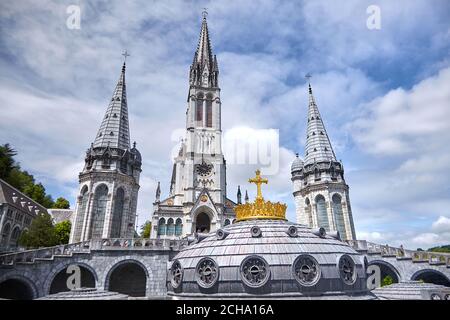 Lourdes, France : le Sanctuaire de Notre-Dame de Lourdes est l'un des plus grands centres de pèlerinage d'Europe Banque D'Images