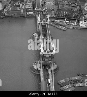 Vue aérienne du célèbre monument de Londres - Tower Bridge. Banque D'Images