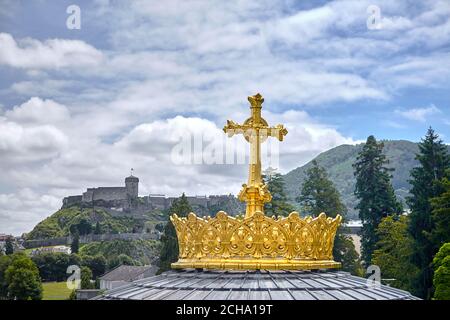Lourdes, France : le Sanctuaire de notre-Dame de Lourdes est l'un des plus grands centres de pèlerinage d'Europe. La couronne d'or et la Croix sur le Dôme o Banque D'Images