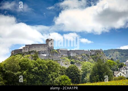 Château fort de Lourdes. Château sur un rocher. Ciel bleu avec nuages blancs. La ville française est située dans le sud de la France, au pied du moun des Pyrénées Banque D'Images