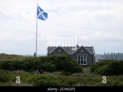 Un drapeau géant de la satire flotte dans le vent à côté de Le club de golf de Trump International Golf Links à Balmetie Banque D'Images