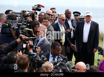 Donald Trump discute avec les médias pendant un voyage De son parcours après son arrivée au golf international de Trump Liens à Balmeddie Banque D'Images