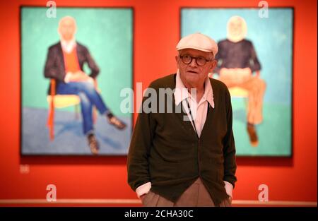 Artiste David Hockney pose pour des photographies dans l'aile Sackler à la Royal Academy of Arts, Londres, où une exposition de ses œuvres intitulée 'David Hockney RA : 82 portraits et natures mortes 1', est sur l'affichage au public du 2 juillet 2002. Banque D'Images