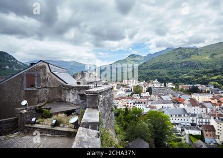 Château fort de Lourdes et toits de bâtiments. La ville française est située dans le sud de la France, au pied des Pyrénées Banque D'Images