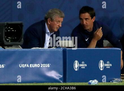 England manager Roy Hodgson (à gauche) et l'entraîneur Gary Neville (centre) s'asseoir abattus sur le banc pendant la série de 16 match au stade de Nice, Nice, France. Banque D'Images