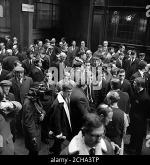 La scène de l'activité fiévreuse à Thogmorton Street, Londres, où se trouve la Bourse, alors que des foules s'y sont rassemblées parce que la Bourse est fermée en raison de la dévaluation de la livre. Banque D'Images