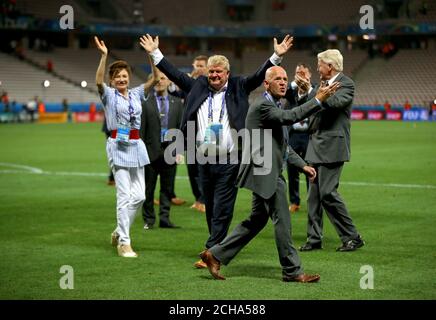 Eggert Magnusson, ancien président de l'Association du football d'Islande, célèbre sur le terrain après le coup de sifflet final. Banque D'Images