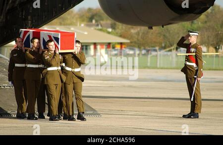 Le cercueil du caporal Steven Sherwood, du 1er Bataillon, Royal Gloucestershire, Berkshire et Wiltshire Light Infantry, est transporté d'un avion de la base aérienne royale de Lyneham, Wiltshire, le vendredi 4 novembre 2005 alors que le corps du soldat est rapatrié au Royaume-Uni après sa mort en Afghanistan. APPUYEZ SUR ASSOCIATION photo. Le crédit photo devrait se lire comme suit : Caporal Anthony-Louis Belgrave/Crown Copyright/PA. Banque D'Images