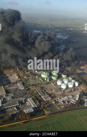 Photos prises LE LUNDI 12 DÉCEMBRE 2005, et publiées par la police de Hertfordshire, de l'incendie au dépôt de carburant de Buncefield à Hemel Hempstead. Les pompiers ont déclaré mercredi 14 décembre 2005 que tous les incendies dans les 20 chars sur le site sont restés à l'écart d'un incendie qu'ils avaient décidé de laisser brûler plutôt que d'essayer de provoquer. Voir PA Story BLASTE explosion. APPUYEZ SUR ASSOCIATION photo. Photo Credit devrait lire: Chiltern Air support Unit / Hertfordshire police / PA. Banque D'Images