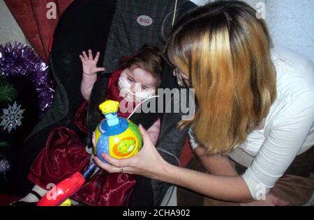 Charlotte Wyatt, deux ans, à la maison avec sa mère Debbie le dimanche 25 décembre 2005. Charlotte a été profondément handicapée par des cadeaux alors qu'elle a passé son premier Noël à la maison avec sa famille aujourd'hui. Debbie Wyatt, 24 ans, et Darren, 33 ans, ont déclaré que leur petite fille était heureuse et détendue chez elle à Portsmouth, dans le Hampshire, au cours de sa visite non supervisée de deux heures. Mme Wyatt a déclaré : « c'était le meilleur cadeau de Noël que nous pourrions demander pour avoir Charlotte à la maison. » L'enfant de deux ans ne pesait que 1 lb et mesurait seulement 5 po de long lorsqu'elle est née prématurément de trois mois le 21 octobre 2003. Voir PA Story HEALT Banque D'Images