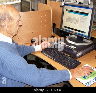 Non daté collectez l'image de Frederick Morris, un ancien patron de collège qui est revenu à son vieux collège à l'âge de 84 ans - pour être enseigné par un ex-élève, il est apparu, mercredi 27 décembre 2005. Ce Noël, le grand-père Frederick Morris a décidé d'acquérir des compétences informatiques pour rester en contact avec sa famille lointaine en Europe et aux États-Unis. Voir PA Story EDUCATION College. APPUYEZ SUR ASSOCIATION photo. Le crédit photo devrait se lire comme suit : PA Banque D'Images