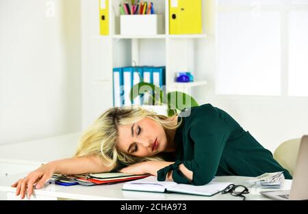 Concept de travail. Énergie et fatigue. Fille s'est endormi sur la table. Une jolie femme dormant sur le lieu de travail. Épuisé, belle dame dormant au travail. Une femme d'affaires fatiguée dormant au bureau. Beauté du sommeil. Banque D'Images