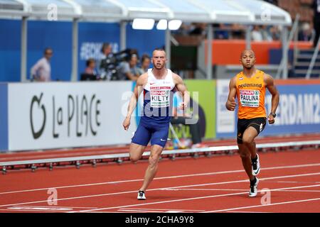 Richard Kilty (à gauche), en Grande-Bretagne, est en compétition avec Hensley Paulina, aux pays-Bas, à 100 m, lors du premier jour des championnats européens d'athlétisme de 2016 au stade olympique d'Amsterdam. APPUYEZ SUR ASSOCIATION photo. Date de la photo: Mercredi 6 juillet 2016. Voir PA Story ATHLÉTISME européen. Le crédit photo devrait se lire: Martin Rickett/PA Wire. RESTRICTIONS : usage éditorial uniquement. Pas de transmission de son ou d'images en mouvement et pas de simulation vidéo. Pour plus d'informations, appelez le 44 (0)1158 447447. Banque D'Images