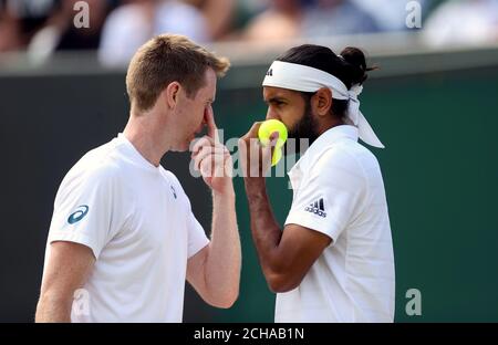 Jonathan Marray (à gauche) et Adil Shamasdin lors de leur double match le neuf jour des Championnats de Wimbledon au All England Lawn tennis and Croquet Club, Wimbledon. Banque D'Images