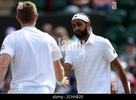 Jonathan Marray (à gauche) et Adil Shamasdin lors de leur double match le neuf jour des Championnats de Wimbledon au All England Lawn tennis and Croquet Club, Wimbledon. Banque D'Images