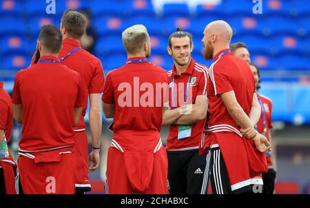 Gareth Bale du pays de Galles (au centre) avec ses coéquipiers avant l'UEFA Euro 2016, demi-finale au Stade de Lyon, Lyon. Banque D'Images