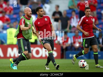 James Collins (à gauche), Hal Robson-Kanu et James Chester (à droite) au pays de Galles lors de l'échauffement avant l'UEFA Euro 2016, demi-finale au Stade de Lyon. Banque D'Images