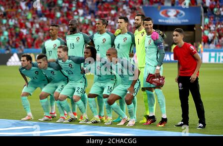 Un artiste avant le match s'est introduit dans la photo de groupe de l'équipe du Portugal avant le match de demi-finale de l'UEFA Euro 2016 au Stade de Lyon. Banque D'Images