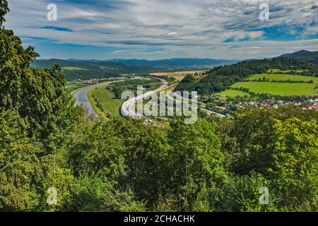 Vue sur la vallée de la Vah depuis Považský hrad (Hrad Bystrica), château médiéval sur le village de Považská Bystrica, région de Trencin, Slovaquie Banque D'Images