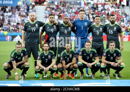 Groupe de l'équipe du pays de Galles (rangée supérieure de gauche à droite) James Collins, Hal Robson-Kanu, Ashley Williams, gardien de but Wayne Hennessey, James Chester et Joe Ledley. (Rangée du bas, de gauche à droite) Gareth Bale, Joe Allen, Neil Taylor, Chris Gunter et Andy King au cours de l'UEFA Euro 2016, demi-finale au Stade de Lyon. Banque D'Images