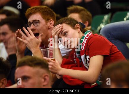 Les fans du pays de Galles réagissent après que le Portugal Nani a terminé le deuxième but du match en regardant l'UEFA Euro 2016, demi-finale entre le Portugal et le pays de Galles au fanzone du stade de la Principauté de Cardiff. Banque D'Images