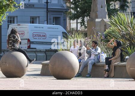 Birmingham West Midlands, 14 septembre 2020. Un groupe de 5 amis a apprécié le soleil chaud du matin dans le centre-ville de Birmingham sur ce qui est prévu pour être le jour le plus chaud du mois. La plupart des gens observaient la «règle des 6», mais un groupe de personnes âgées a dépassé 8 personnes comme on leur a montré la mairie de Victoria Square. Birmingham se prépare à entrer dans un confinement local mardi en raison d’une augmentation des cas de coronavirus. La ville interdira aux gens d'entrer dans d'autres ménages à moins d'être exemptés. Crédit : arrêtez Press Media/Alamy Live News Banque D'Images