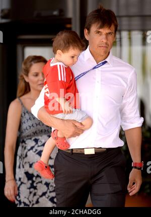 Chris Coleman, directeur du pays de Galles, et son fils Finley et sa femme Charlotte Jackson reviennent à l'hôtel Golden Tulip de Lyon. Le pays de Galles a été renversé à la demi-finale des Championnats d'Europe de 2016 après avoir perdu 2-0 au Portugal. Banque D'Images