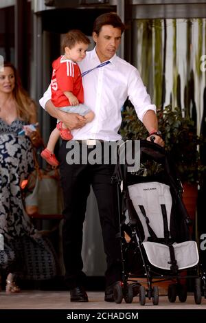 Chris Coleman, directeur du pays de Galles, et son fils Finley et sa femme Charlotte Jackson reviennent à l'hôtel Golden Tulip de Lyon. Le pays de Galles a été renversé à la demi-finale des Championnats d'Europe de 2016 après avoir perdu 2-0 au Portugal. Banque D'Images