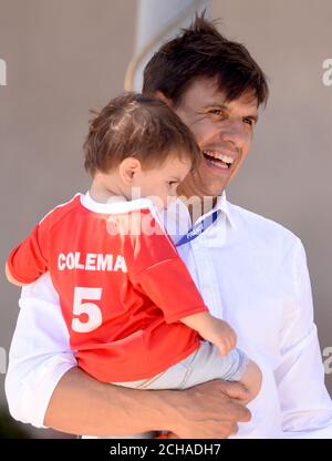 Chris Coleman, directeur du pays de Galles, et son fils Finley sont revenus à l'hôtel Golden Tulip de Lyon. Le pays de Galles a été renversé à la demi-finale des Championnats d'Europe de 2016 après avoir perdu 2-0 au Portugal. Banque D'Images